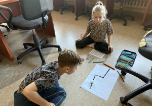 Uczniowie kodują funkcje dla Ozobota.