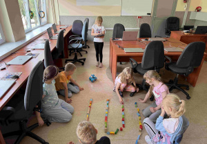 Uczniowie zbudowali tor przeszkód z klocków.