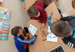 Uczniowie klasy 2a budują proste obwody elektryczne z wykorzystaniem pomocy zakupionych z funduszy Unii Europejskiej.