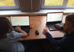 Uczniowie klasy 2a tworzą prezentacje w pracowni wyposażonej w laptopy zakupione z funduszy Unii Europejskiej.