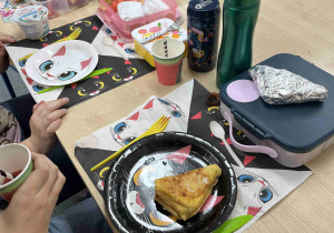 Śniadanie uczniów klasy czwartej