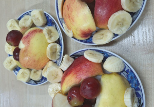 Owoce przyniesione przez uczniów klas czwartych na zajęcia kulinarne.