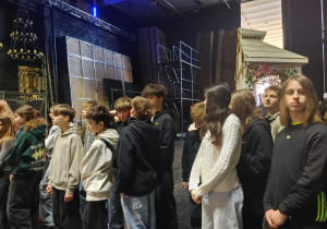 Uczniowie klasy 7b zwiedzają z przewodnikiem Teatr Wielki.