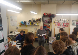 Uczniowie przebywają w pracowni kapeluszy.