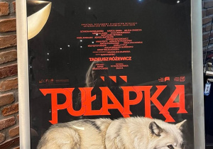 Plakat teatralny dotyczący sztuki Pułapka.