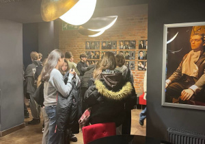 Uczniowie czekają w foyer przed rozpoczęciem spektaklu.