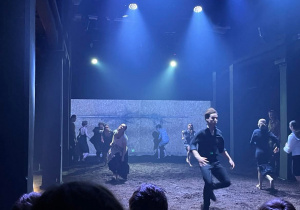 Dynamiczna scena, pełna ekspresji i ruchu podczas spektaklu Pułapka.