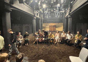 Rozmowa z młodymi aktorami po spektaklu na temat sztuki i zawodu aktora.