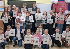 Zdjęcie grupowe nagrodzonych uczniów i organizatorów podczas uroczystego rozstrzygnięcia Konkursu fotograficznego – Łódź bajkowa i filmowa.