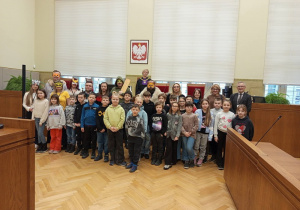 Wspólne zdjęcie uczniów klasy 2a i pracowników sądu.