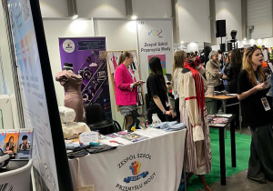 Stanowisko Zespołu Szkół Przemysłu Mody na targach edukacyjnych w hali EXPO