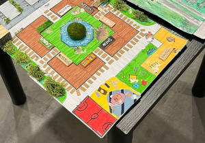 Praca konkursowa grupy uczniów z klasy 7b znajdująca się na wystawie w hali EXP0