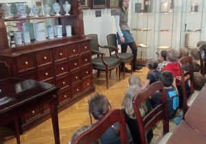 Uczniowie oglądają starą aptekę