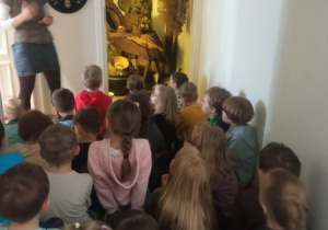 Pani opowiada dzieciom o zastosowaniu ziół w leczeniu chorych.