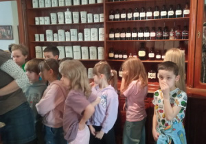 Uczniowie oglądają starą aptekę