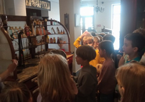 Uczniowie oglądają starą aptekę