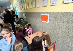 Rodzice z dziećmi zwiedzają szkołę