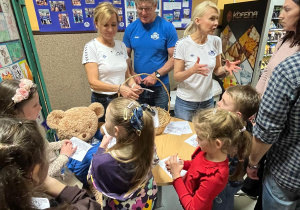 Trenerzy pływania podczas spotkania z przybyłymi gośćmi.