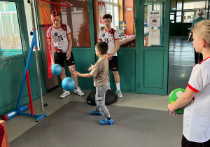 Szkolna drużyna siatkarzy podczas zabaw z przyszłymi pierwszoklasistami.