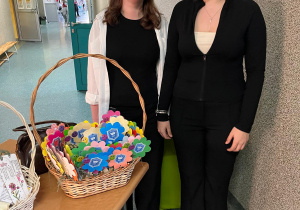 Na przybyłych gości czekali uczniowie z naszej szkoły z drobnymi upominkami.