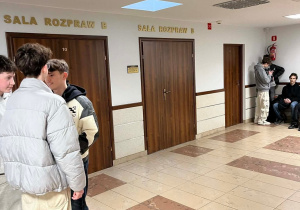 Uczniowie w oczekiwaniu na wejście na salę rozpraw.