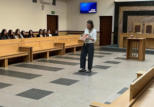 Sędzia Sądu Rejonowego rozmawia z uczniami o przebiegu procesu i jakie obowiązki mają poszczególni uczestnicy postępowania.