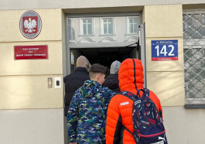 Uczniowie klas ósmych wchodzą do Gmachu Sądu Rejonowego przy ulicy Wólczańskiej 142
