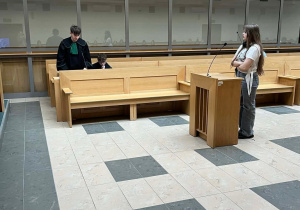 Uczniowie podczas symulacji sprawy sądowej w roli obrońców, prokuratorów i obrońców.