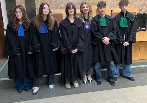 Grupa uczniów w togach.