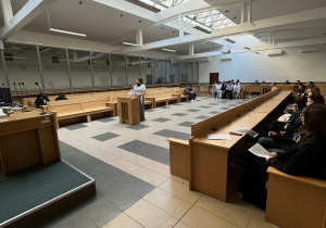 Widok na salę rozpraw i przesłuchiwanego świadka