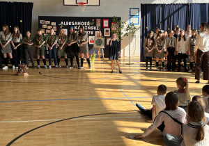 Uczennica z klasy 4b wykonuje utwór „Ojczyzna moja”.