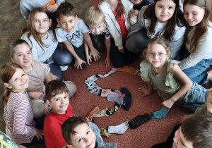 Dzieci ułożyły serce z kolorowych skarpetek