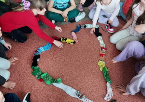 Dzieci ułożyły serce z kolorowych skarpetek