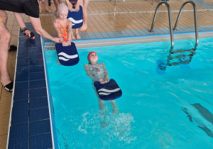 Uczniowie pływali w sztafetach również z wykorzystaniem desek i makaronów do pływania