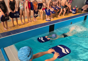 Pływającym dzieciom kibicowali ich koledzy czekający na brzegu