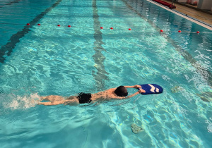 Uczniowie pływali w sztafetach również z wykorzystaniem desek i makaronów do pływania