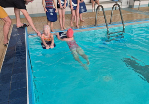 Nauczyciele wspierali uczniów w czasie wyścigów sztafetowych