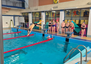 Zmiana sztafetowa ze skokiem na główkę.