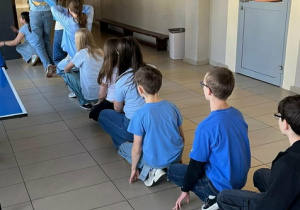 Korytarzem szkolnym popłynęła szkolna fala stworzona przez uczniów naszej szkoły ubranych na niebiesko.