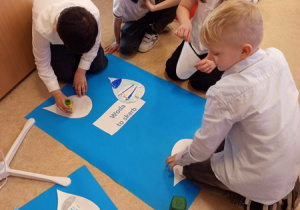 Dzieci wspólnie tworzyły plakaty dotyczące wody.