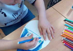 Uczniowie wykonują prace plastyczne, rysując sposoby oszczędzania wody.