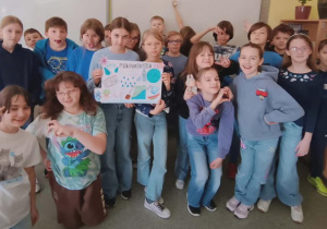 Klasa 4b i jej plakat dotyczący wody.