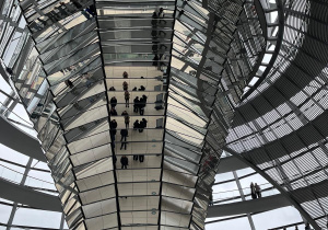 Uczniowie zwiedzają kopułę Gmachu Reichstagu.