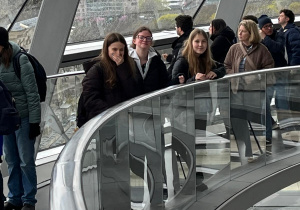 Uczniowie zwiedzają kopułę Gmachu Reichstagu.