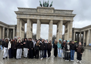 Uczestnicy wycieczki stoją przed Bramą Branderburską