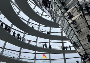 Uczniowie zwiedzają kopułę Gmachu Reichstagu.