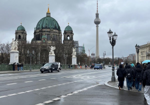 Spacer ulicą Unter den Linden – widok na Katedrę na Wyspie Muzeów.