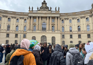 Ósmoklasiści stoją przed budynkiem Uniwersytetu Humboldtów w Berlinie