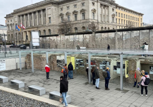 Topografia Terroru - zewnętrze muzeum stojące w miejscu, w którym w latach 1933 – 1945 znajdowała się centrala Gestapo i należące do niej więzienie.