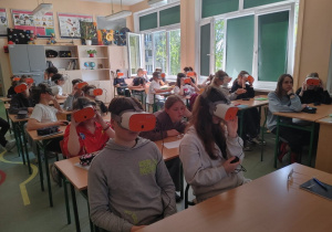 Zajęcia, zorganizowane przy wykorzystaniu zasobów programu „Laboratoria Przyszłości” oraz projektu „Koduję, eksperymentuję, liczę”, przeniosły młodzież w świat wirtualnej rzeczywistości, pokazując, jak prawa fizyki dają nam narzędzia do walki o czystą przyszłość Ziemi